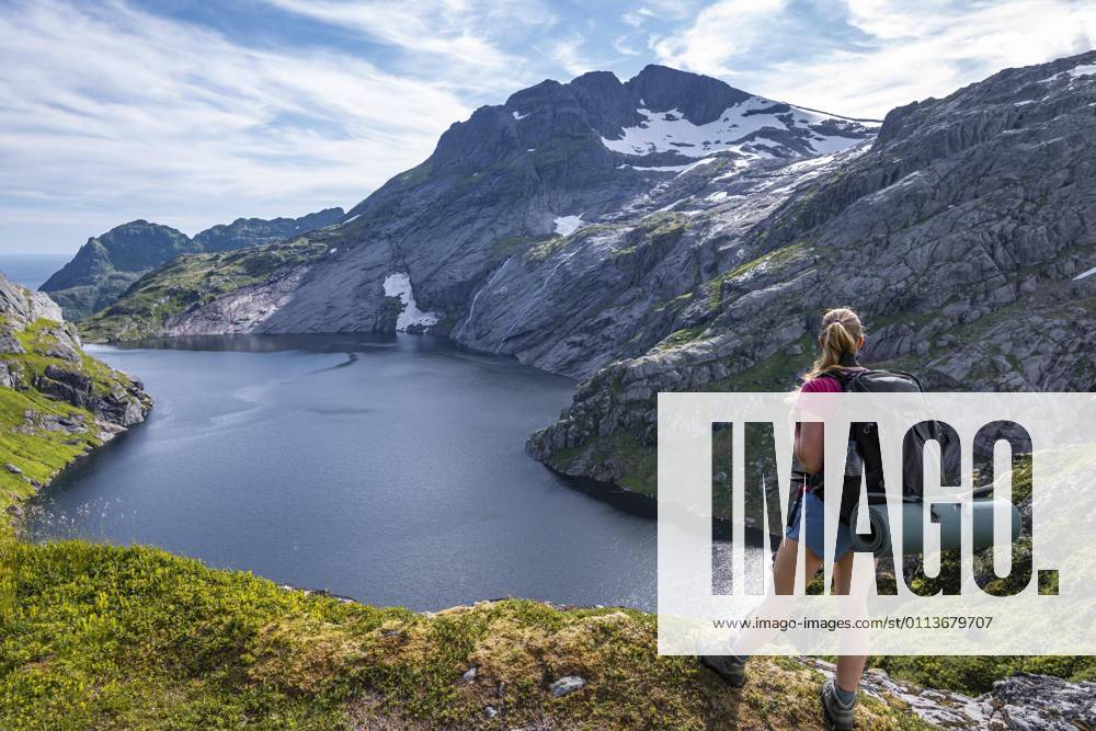 See Fjerddalsvatnet, Wanderin auf Weg zur Munkebu Hütte, Berge, bei Sørvagen, Moskenesøya, Lofoten, Nordland, Norwegen, Europa