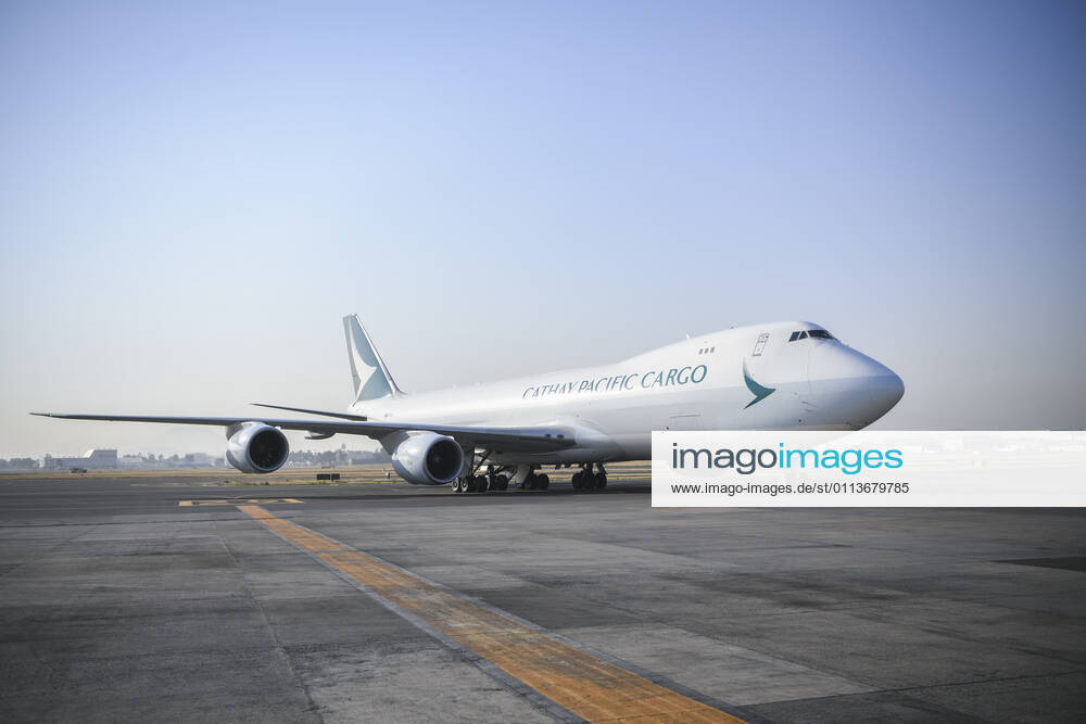 (210221) -- MEXICO CITY, Feb. 21, 2021 -- A plane carrying COVID-19 vaccines from Chinese company Sinovac arrives in Mexico City, Feb. 20, 2021. The first shipment of COVID-19 vaccines from Chinese company Sinovac arrived in Mexico City on Saturday, authorities reported. ) MEXICO-MEXICO CITY-CHINA-SINOVAC-VACCINE-ARRIVAL XinxYuewei