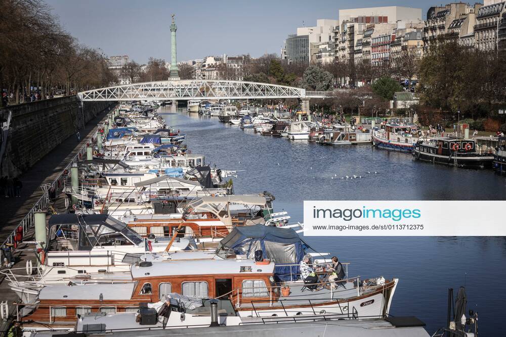 Paris, France le 21 fevrier 2021 - Ambiances festives sur les quais de seine lors du premier week end estivale dans la capitale - Festive atmospheres on the quays of the Seine during the first summer weekend in the capital Ici deux femmes dejeunent sur un bateau quai de l arsenal