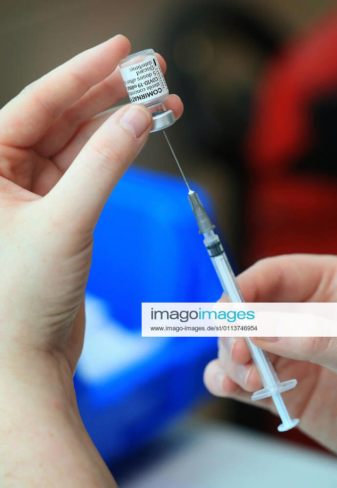 VIC COVID19 VACCINE ROLLOUT, A medical worker prepares a Pfizer coronavirus vaccination at Austin Health in Melbourne, Monday, February 22, 2021. Australia will begin its roll out of the Pfizer coronavirus vaccine on Monday, the country s most complicated logistical exercise to date. ( NO ARCHIVING, , NO USE IN BOOKS WITHOUT CONSENT MELBOURNE VIC AUSTRALIA