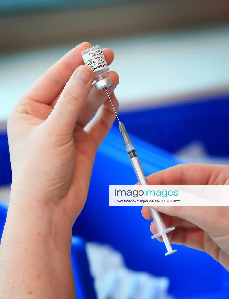 VIC COVID19 VACCINE ROLLOUT, A medical worker prepares a Pfizer coronavirus vaccination at Austin Health in Melbourne, Monday, February 22, 2021. Australia will begin its roll out of the Pfizer coronavirus vaccine on Monday, the country s most complicated logistical exercise to date. ( NO ARCHIVING, , NO USE IN BOOKS WITHOUT CONSENT MELBOURNE VIC AUSTRALIA