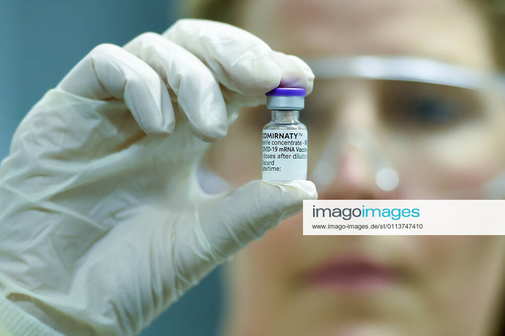 QLD COVID19 VACCINE ROLL OUT, Rachael Raleigh of the Gold Coast University Hospital holds a vial of the Pfizer vaccine during a media opportunity at the Gold Coast University Hospital in the Gold Coast, Australia, Monday, February 22, 2021. Australia will begin its roll out of the Pfizer coronavirus vaccine on Monday, the country s most complicated logistical exercise to date.( NO ARCHIVING, , NO USE IN BOOKS WITHOUT CONSENT BRISBANE QLD AUSTRALIA