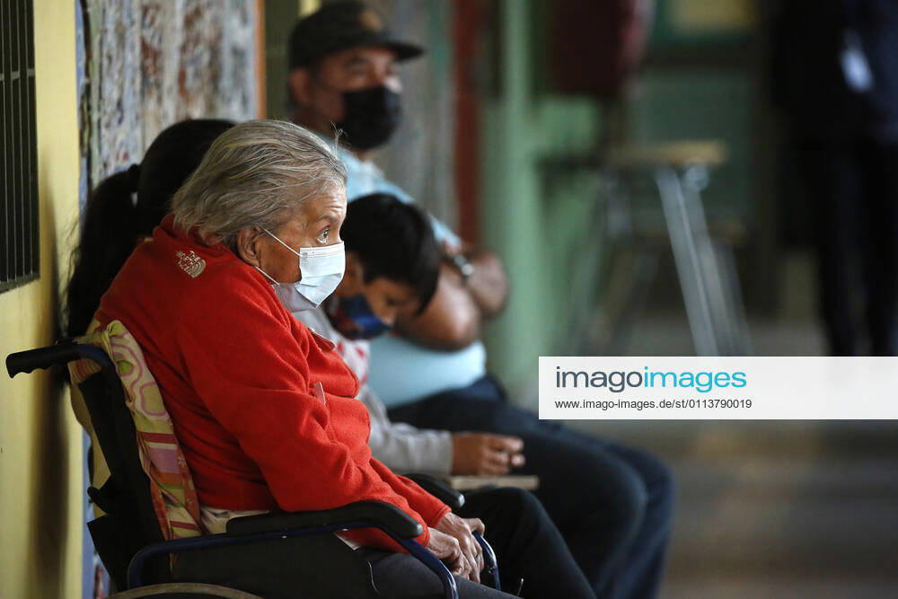 The Undersecretary of Public Health, Paula Daza, the mayor of Estacion Central, Miguel Abdo and the director of the Central Metropolitan Health Service, Patricia MÃ ndez, give details about the vaccination process for older adults lagging behind, also reinforcing the call to prioritize vaccin