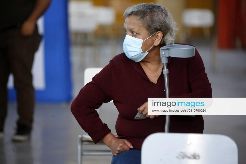 The Undersecretary of Public Health, Paula Daza, the mayor of Estacion Central, Miguel Abdo and the director of the Central Metropolitan Health Service, Patricia MÃ ndez, give details about the vaccination process for older adults lagging behind, also reinforcing the call to prioritize vaccin