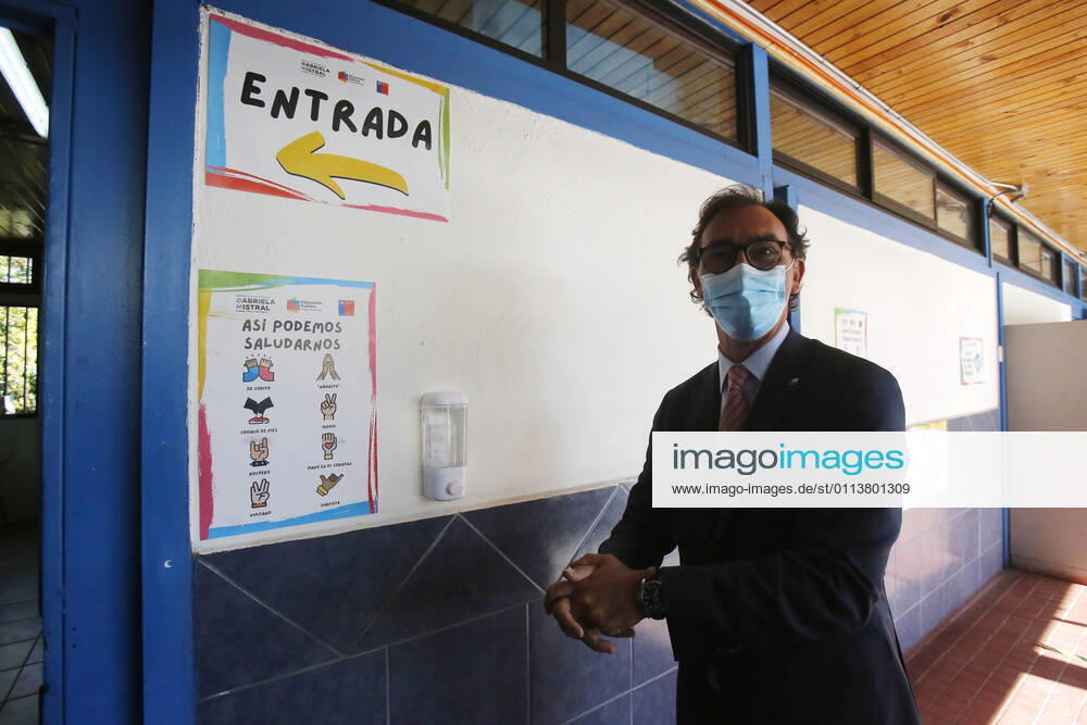 The Minister of Education, Raul Figueroa, together with the Director of Public Education, Alejandra Grebe and the Superintendent of Education, Cristian ORyan, toured the facilities of the Josà Bernardo Suarez School in Macul to supervise the safety protocols of the establishment a few days before