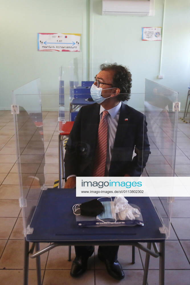 The Minister of Education, Raul Figueroa, together with the Director of Public Education, Alejandra Grebe and the Superintendent of Education, Cristian ORyan, toured the facilities of the Josà Bernardo Suarez School in Macul to supervise the safety protocols of the establishment a few days before