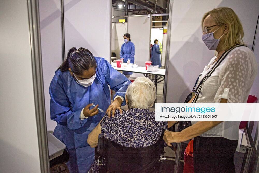 The Government of the City of Buenos Aires began this morning with the second stage of the vaccination plan against COVID-19. The first delivery of 40,000 Oxford-AstraZeneca Covishield vaccines, manufactured in India, will be aimed at adults over 80 years of age and those residing in nursing homes. To begin with, this Monday is scheduled to serve approximately 5,000 people..Mrs. Norida, 82, of Venezuelan nationality, with permanent residence in the City of Buenos Aires, receives the Covishield vaccine Buenos Aires Argentina - ZUMAa179 20210222_zap_a179_004