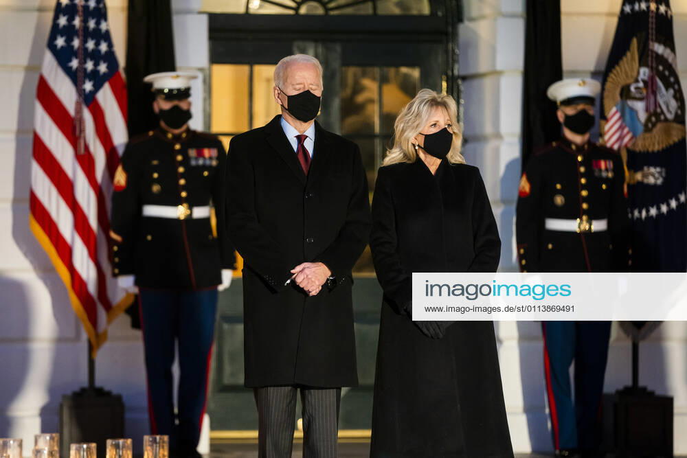Coronavirus in den USA, Joe Biden - Schweigeminute am Weißen Haus US President Joseph Biden (L), First Lady Jill Biden hold a moment of silence and candle lighting ceremony on the South Portico of the White House for the 500,000 Americans who have died from the Covid pandemic in Washington, DC, on Monday, February 2021. WAX20210222207 JIMxLOxSCALZO