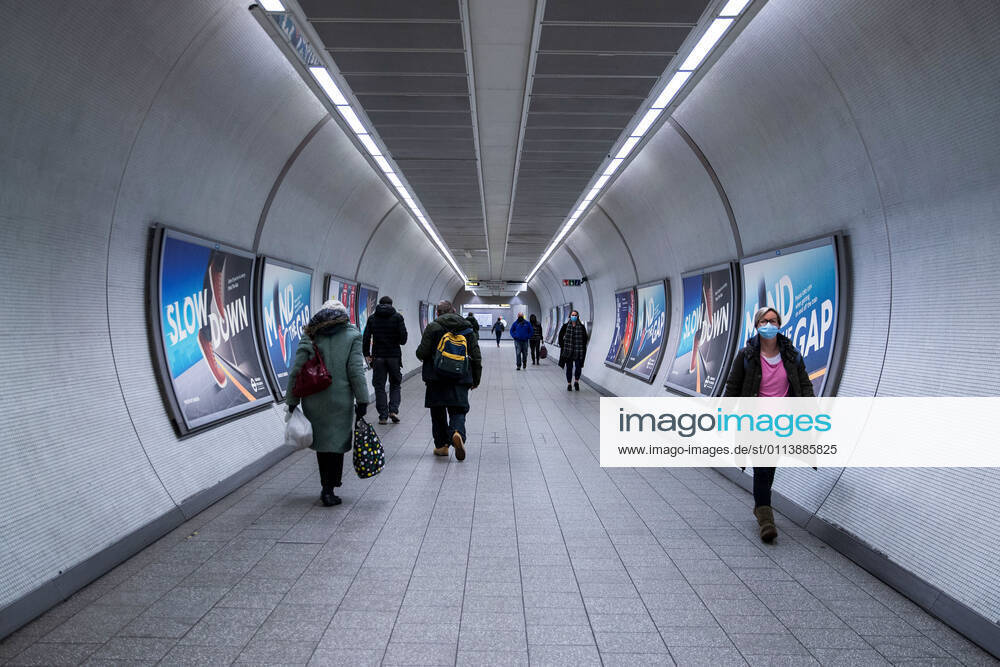 Coronavirus in Großbritannien, Eindrücke aus London February 22, 2021, London, United Kingdom: People wearing face masks seen inside a tube station in London..Prime Minister Boris Johnson unveils plan to end England restrictions. A new four-step plan to ease England s lockdown could see all legal limits on social contact lifted by 21 June, if strict conditions are met. London United Kingdom - ZUMAs197 20210222_zaa_s197_252