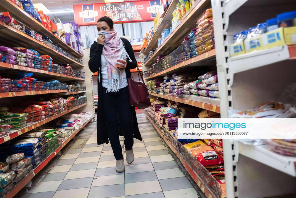 Coronavirus in Großbritannien, Eindrücke aus London February 22, 2021, London, United Kingdom: A lady wearing face a mask seen at Tesco supermarket in London..Prime Minister Boris Johnson unveils plan to end England restrictions. A new four-step plan to ease England s lockdown could see all legal limits on social contact lifted by 21 June, if strict conditions are met. London United Kingdom - ZUMAs197 20210222_zaa_s197_276