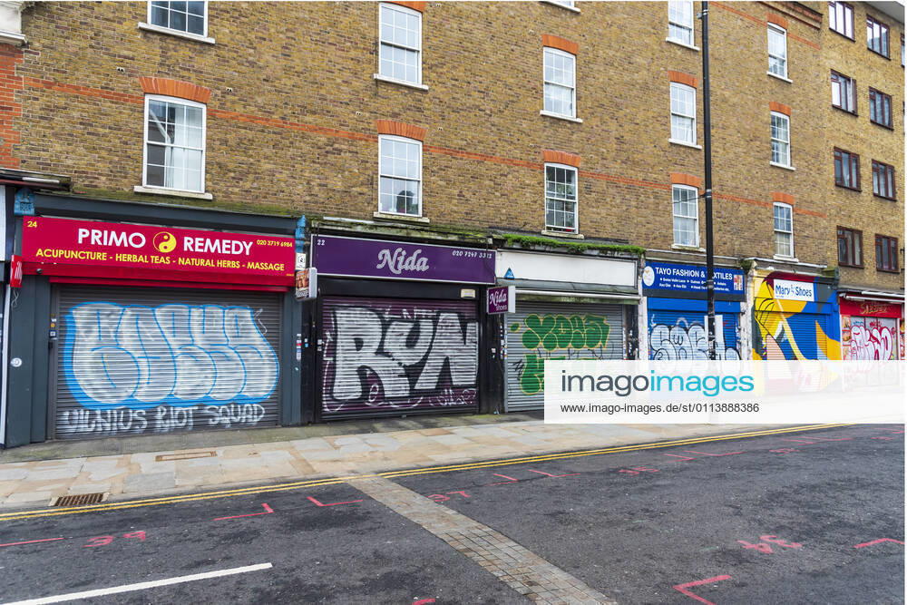 Coronavirus in Großbritannien, Eindrücke aus London February 22, 2021, London, United Kingdom: A view of shops Closed in Wentworth Street due to the Covid19 lockdown..Non essential shops in England are expected to be reopen on the 12th April after Boris Johnson announces his road map out of Lockdown for England. London United Kingdom - ZUMAs197 20210222_zaa_s197_297
