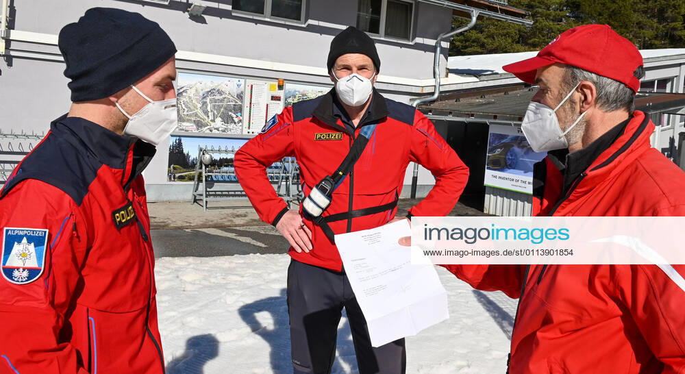 Die Polizei und die Alpin Polizei kontrollieren bei Skigebiet Rosshütte ob die Wintersportler auch ein Freitest Attest mitführen