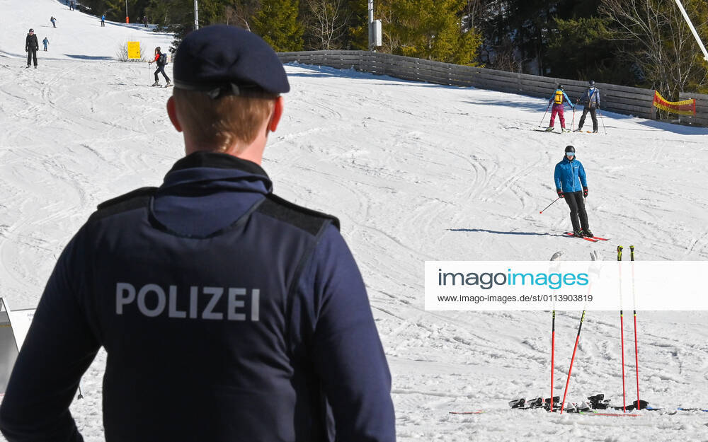 Die Polizei und die Alpin Polizei kontrollieren bei Skigebiet Rosshütte ob die Wintersportler auch ein Freitest Attest mitführen