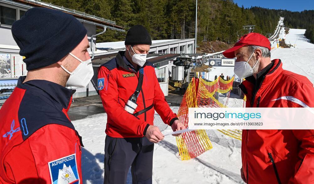 Die Polizei und die Alpin Polizei kontrollieren bei Skigebiet Rosshütte ob die Wintersportler auch ein Freitest Attest mitführen