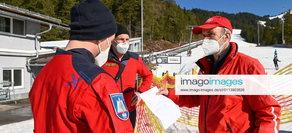 Die Polizei und die Alpin Polizei kontrollieren bei Skigebiet Rosshütte ob die Wintersportler auch ein Freitest Attest mitführen