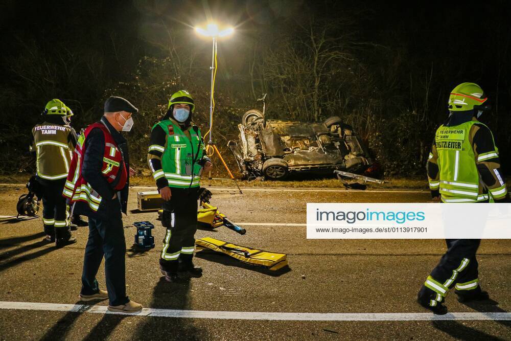 Tödlicher Unfall nach Vorfahrtsverletzung im Einmündungsbereich. Rettungskräfte können 43-Jährigen nicht mehr retten. 23.02.2021: Am Montag gegen 22.30 Uhr befuhr ein 43-jähriger Opel Corsa Fahrer von Bietigheim-Bissingen kommend die Porschestraße in Richtung der Kreisstraße 1671. An der Einmündung in die Kreisstraße beachtet der Opel Corsa Fahrer nicht die Vorfahrt eines 36-jährigen Audi Fahrers, welcher von links aus Richtung der Bundestraße 27 kam und in Richtung Tamm fuhr. Bei der Kollision wurde der 43-jährige in seinem Opel Corsa eingeklemmt und musste von der Feuerwehr aus seinem Fahrzeug befreit werden. Der 43-Jährige verstarb noch an der Unfallstelle. Der Audi wurde nach links abgewiesen, überschlug sich und kam im Straßengraben z