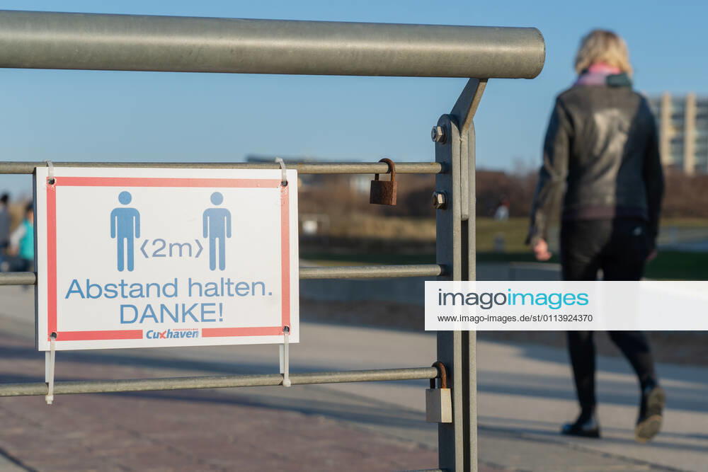 Schild Abstand halten an der Strandpromenade in Cuxhaven in Niedersachsen;Schild Abstand halten an der Strandpromenade in Cuxhaven in Niedersachsen, Hamburg Hamburg Deutschland Cinemaxx Dammtor
