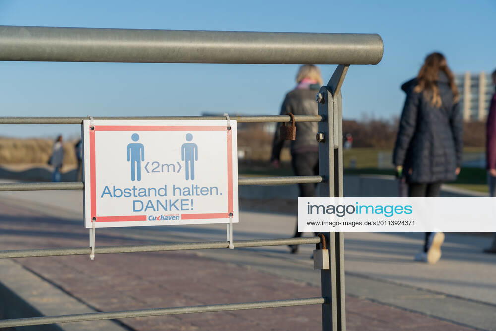 Schild Abstand halten an der Strandpromenade in Cuxhaven in Niedersachsen;Schild Abstand halten an der Strandpromenade in Cuxhaven in Niedersachsen, Hamburg Hamburg Deutschland Cinemaxx Dammtor