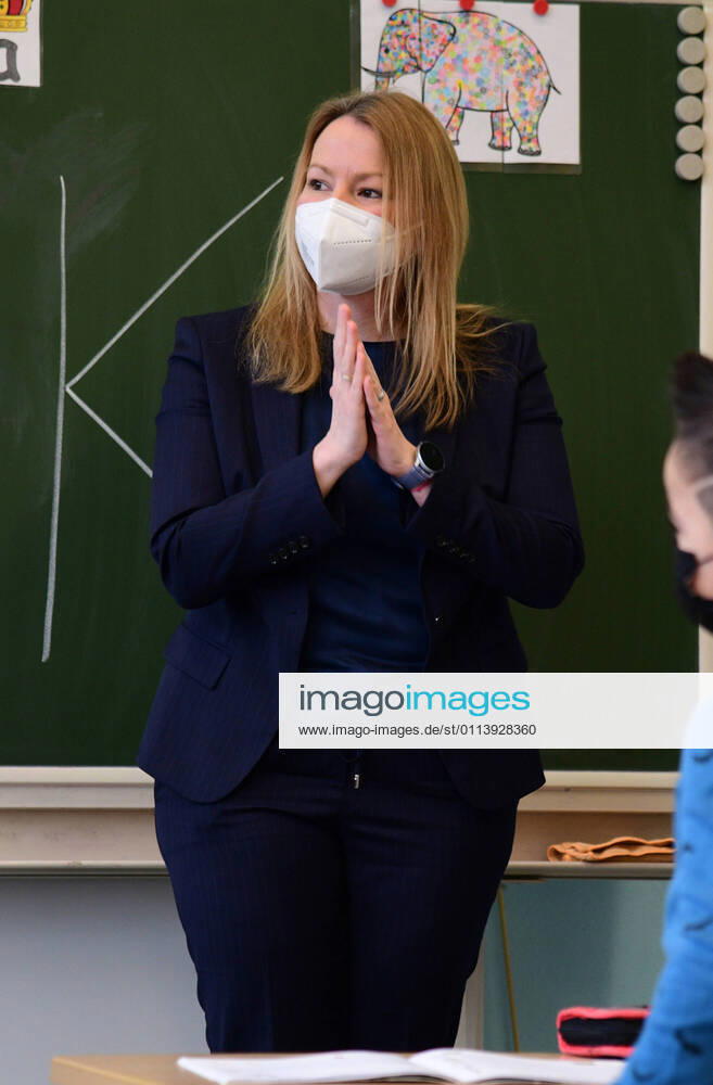 Saarlands Bildungsministerin Christine Streichert-Clivot (SPD) besucht zum Start des Wechselunterrichts nach dem 2. Lockdown am Montag (22.2.2021) die Grundschule in Lautzkirchen.