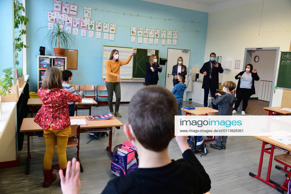 Saarlands Bildungsministerin Christine Streichert-Clivot (SPD) besucht zum Start des Wechselunterrichts nach dem 2. Lockdown am Montag (22.2.2021) die Grundschule in Lautzkirchen.