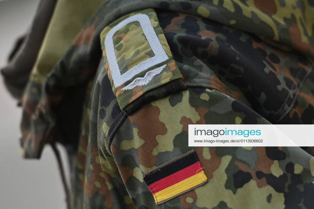 Themenbild Wehrpflicht,Soldaten,Dienstgrad.Rang,Rangabzeichen,Dienstgradabzeichen. Soldaten der Bundeswehr helfen bei der Testung von Einreisenden. Grenzkontrollen an der oesterreichisch deutschen Grenze ,Grenzuebergang Kiefersfelden Grenzpolizisten kontrollieren Autofahrer bei der Einreise von Tirol Oesterreich nach Bayern Deutschland.