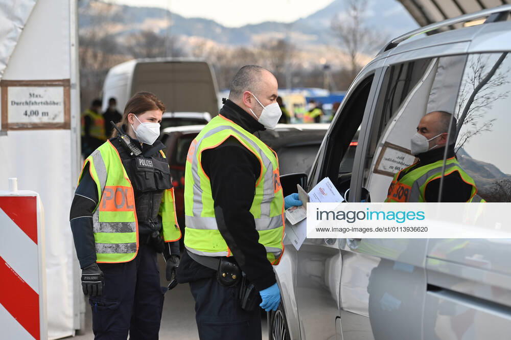 Grenzkontrollen an der oesterreichisch deutschen Grenze ,Grenzuebergang Kiefersfelden Grenzpolizisten kontrollieren Autofahrer bei der Einreise von Tirol Oesterreich nach Bayern Deutschland.