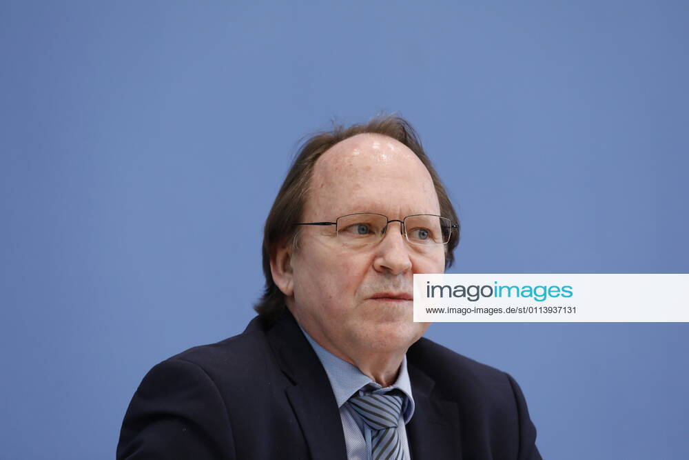 Hans-Ulrich Gerland, Leitender Beamter, Deutschland, Berlin, Bundespressekonferenz, Thema: Vorstellung des Jahresberichtes 2020