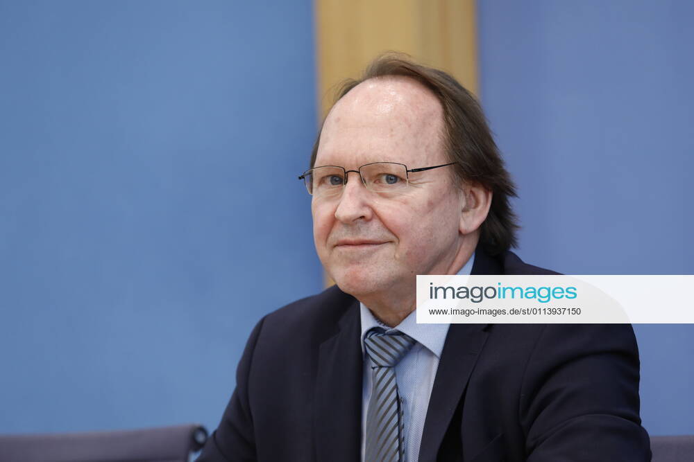 Hans-Ulrich Gerland, Leitender Beamter, Deutschland, Berlin, Bundespressekonferenz, Thema: Vorstellung des Jahresberichtes 2020
