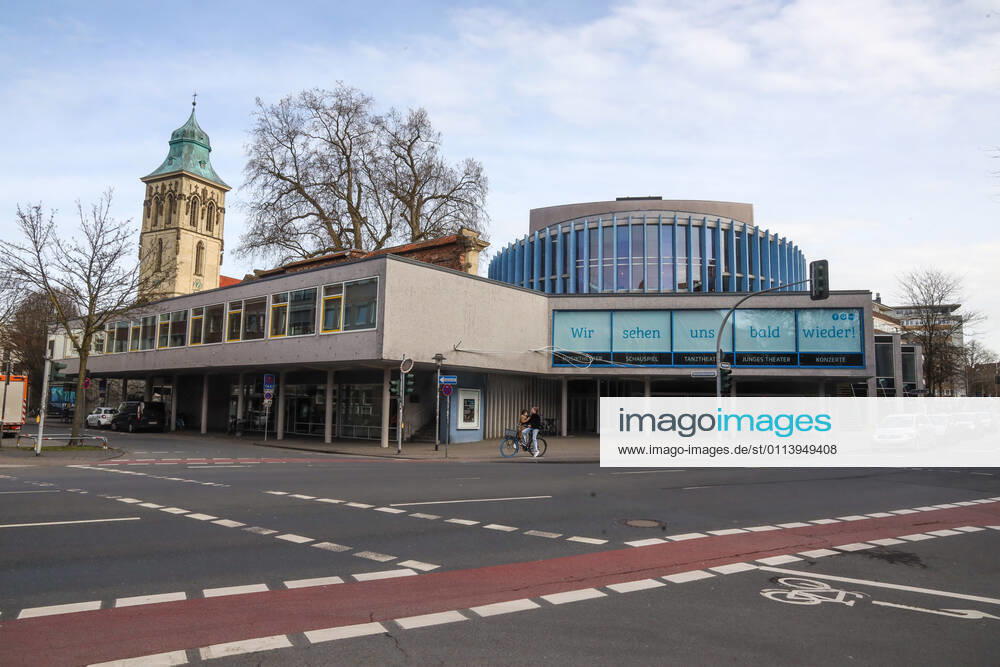 DEU, Deutschland, Nordrhein-Westfalen, Münster, 23.02.2021: Theater Münster, Außenansicht. Wegen der Corona Pandemie findet derzeit kein Spielbetrieb statt. Plakate Wir sehen uns bald wieder