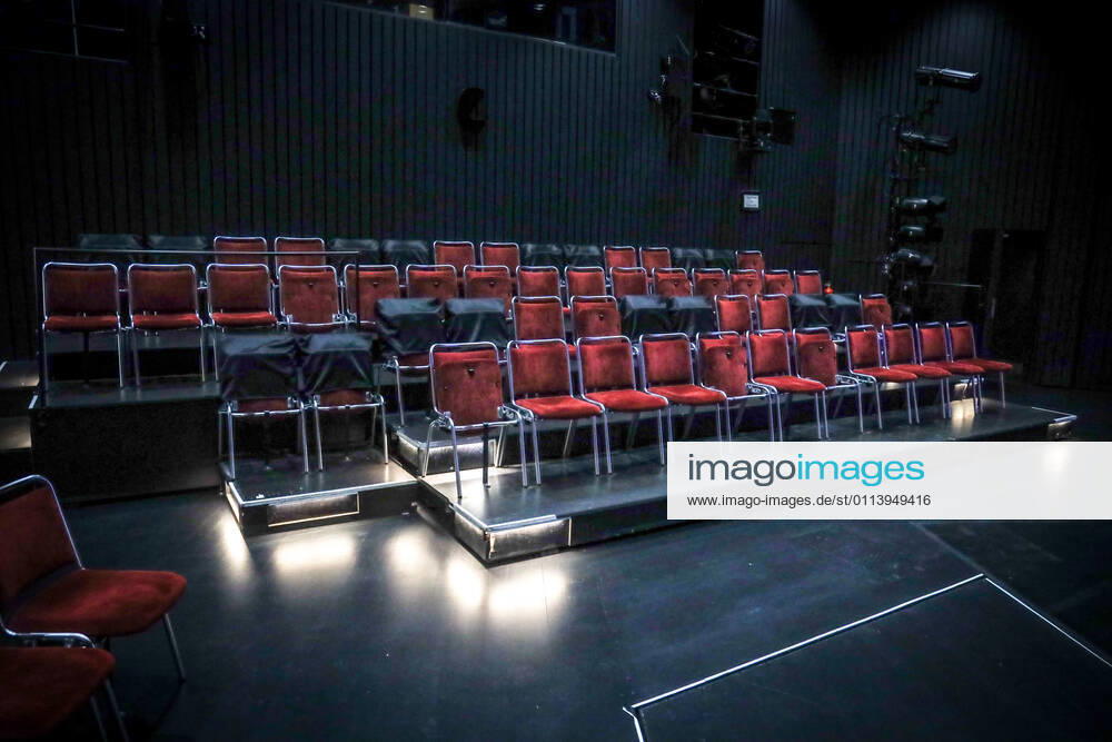 DEU, Deutschland, Nordrhein-Westfalen, Münster, 23.02.2021: Theater Münster, Leere Stühle im Theater. Wegen der Corona Pandemie findet derzeit kein Spielbetrieb statt