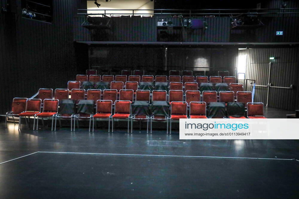 DEU, Deutschland, Nordrhein-Westfalen, Münster, 23.02.2021: Theater Münster, Leere Stühle im Theater. Wegen der Corona Pandemie findet derzeit kein Spielbetrieb statt