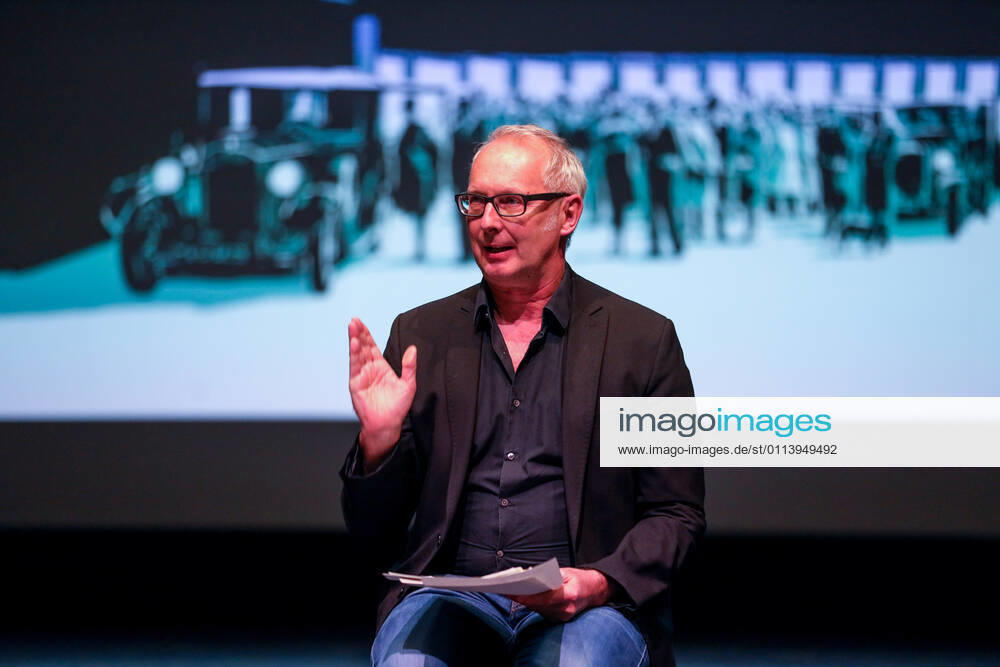 DEU, Deutschland, Nordrhein-Westfalen, Münster, 23.02.2021: Theater Münster, Pressetermin, Vorstellung des Spielplans für die kommenden Saison 2021 22. Frank Behnke, Schauspieldirektor