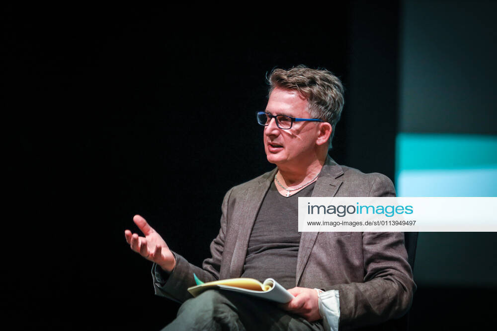 DEU, Deutschland, Nordrhein-Westfalen, Münster, 23.02.2021: Theater Münster, Pressetermin, Vorstellung des Spielplans für die kommenden Saison 2021 22. Hans Henning Paar, Künstlerischer Leiter Tanztheater & Chefchoreograf