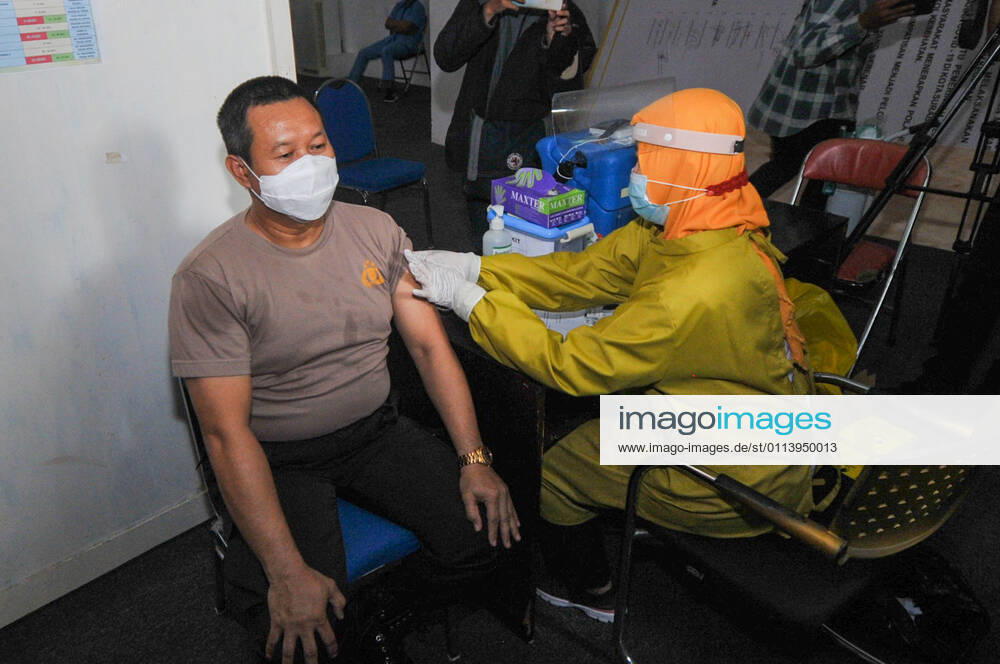 Mass vaccination for police personnel in Indonesia Police personnel get vaccinated for the COVID-19 coronavirus at the police headquarters in Surabaya, East Java, Indonesia on February 23, 2021. as part the country s efforts against the COVID-19 coronavirus pandemic. (Photo by Julian Romadhon INA Photo Agency)