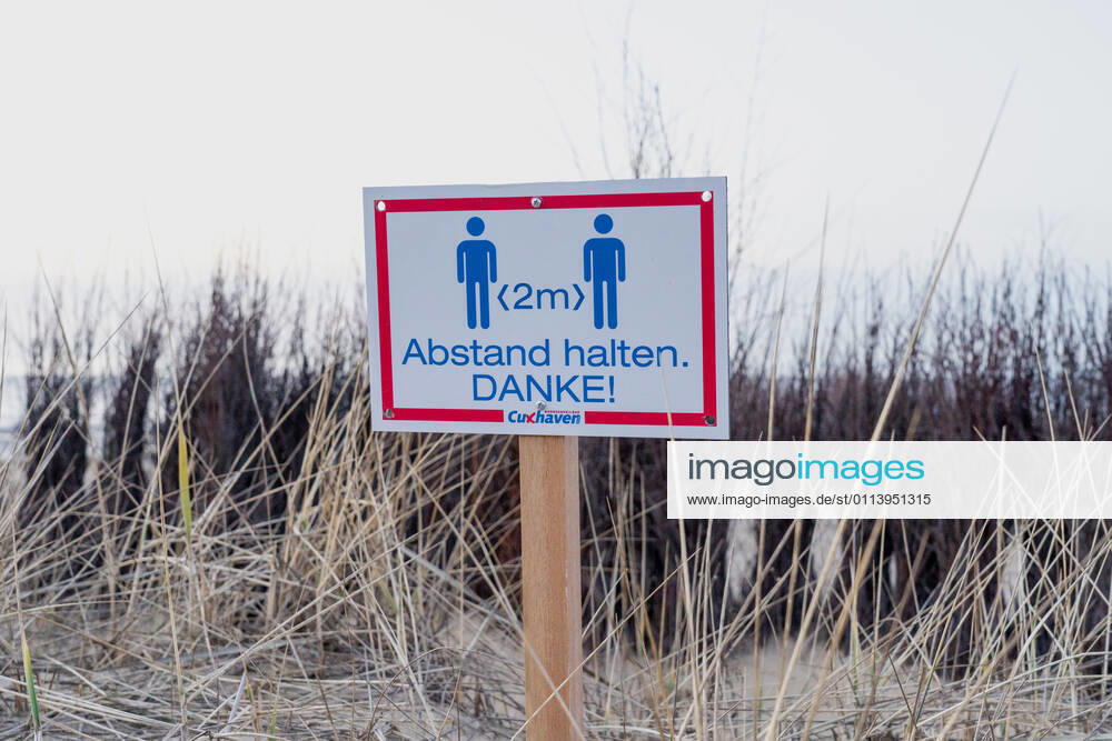 Schild Abstand halten an der Strandpromenade in Cuxhaven in Niedersachsen;Schild Abstand halten an der Strandpromenade in Cuxhaven in Niedersachsen, Hamburg Hamburg Deutschland Cinemaxx Dammtor