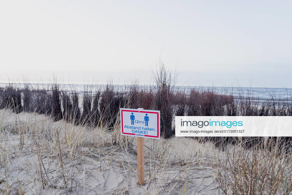 Schild Abstand halten an der Strandpromenade in Cuxhaven in Niedersachsen;Schild Abstand halten an der Strandpromenade in Cuxhaven in Niedersachsen, Hamburg Hamburg Deutschland Cinemaxx Dammtor