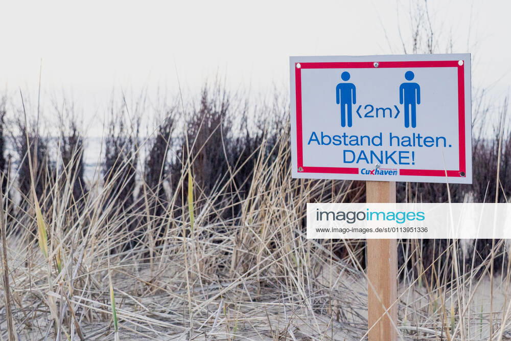 Schild Abstand halten an der Strandpromenade in Cuxhaven in Niedersachsen;Schild Abstand halten an der Strandpromenade in Cuxhaven in Niedersachsen, Hamburg Hamburg Deutschland Cinemaxx Dammtor