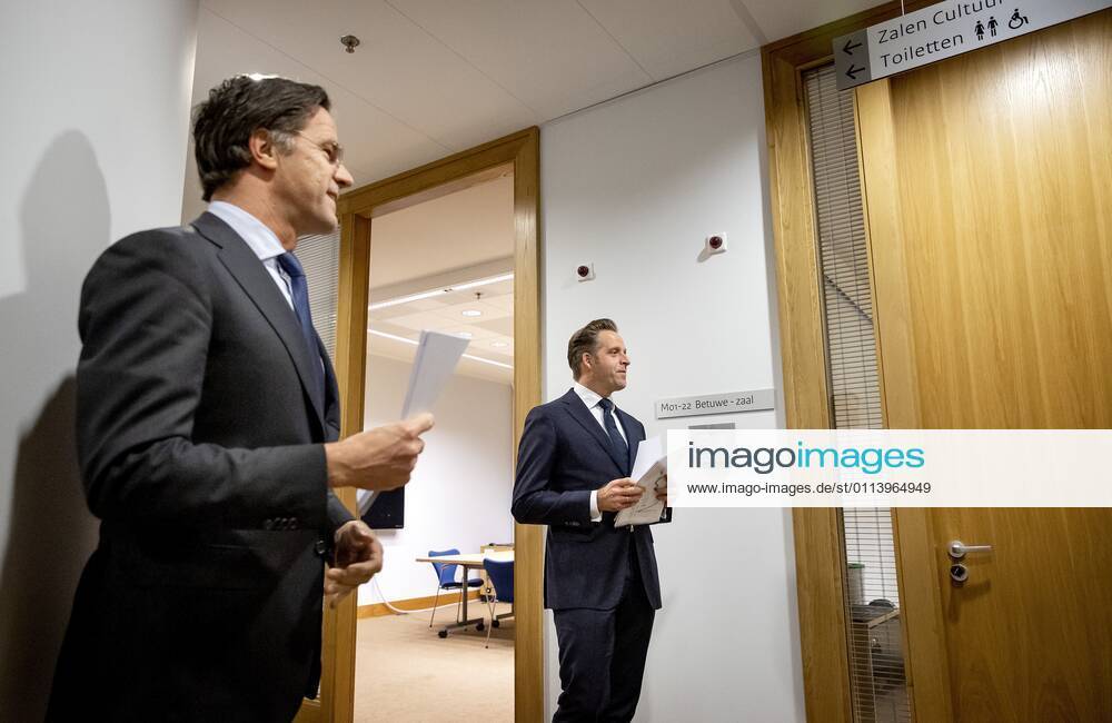 DEN HAAG - Minister-president Mark Rutte en minister Hugo de Jonge (Volksgezondheid, Welzijn en Sport) voorafgaand aan een persconferentie over de coronamaatregelen. De avondklok wordt verlengd omdat het kabinet de maatregel nodig denkt te hebben om ruimte te cre˜ren voor andere versoepelingen. ANP SEM VAN DER WAL