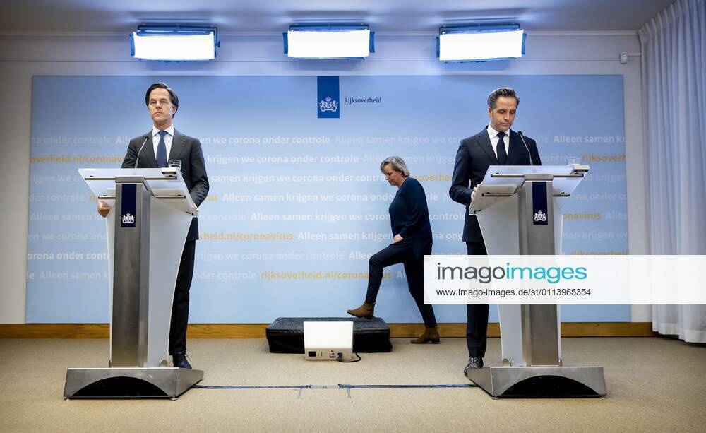 DEN HAAG - Minister-president Mark Rutte en minister Hugo de Jonge (Volksgezondheid, Welzijn en Sport) tijdens een persconferentie over de coronamaatregelen. De avondklok wordt verlengd omdat het kabinet de maatregel nodig denkt te hebben om ruimte te cre˜ren voor andere versoepelingen. ANP SEM VAN DER WAL