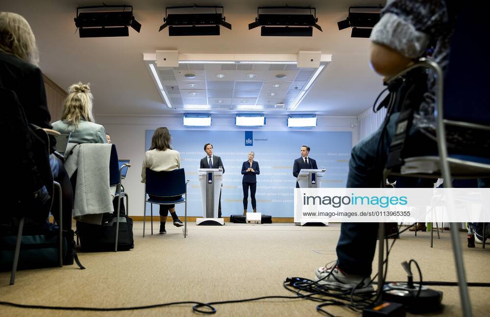 DEN HAAG - Minister-president Mark Rutte en minister Hugo de Jonge (Volksgezondheid, Welzijn en Sport) tijdens een persconferentie over de coronamaatregelen. De avondklok wordt verlengd omdat het kabinet de maatregel nodig denkt te hebben om ruimte te cre˜ren voor andere versoepelingen. ANP SEM VAN DER WAL
