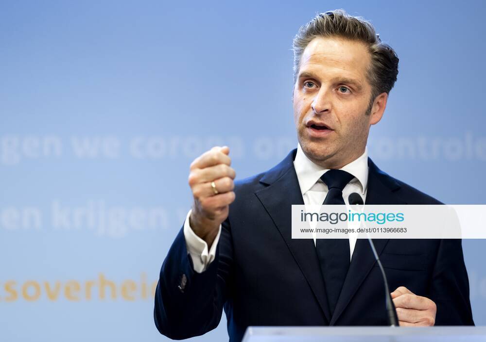 DEN HAAG - Minister Hugo de Jonge (Volksgezondheid, Welzijn en Sport) tijdens een persconferentie over de coronamaatregelen. De avondklok wordt verlengd omdat het kabinet de maatregel nodig denkt te hebben om ruimte te cre˜ren voor andere versoepelingen. ANP SEM VAN DER WAL