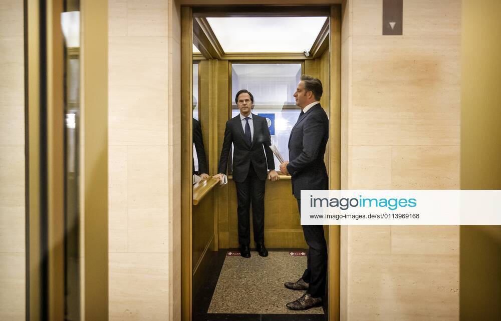 DEN HAAG - Minister-president Mark Rutte en minister Hugo de Jonge (Volksgezondheid, Welzijn en Sport) na afloop van een persconferentie over de coronamaatregelen. De avondklok wordt verlengd omdat het kabinet de maatregel nodig denkt te hebben om ruimte te cre˜ren voor andere versoepelingen. ANP SEM VAN DER WAL