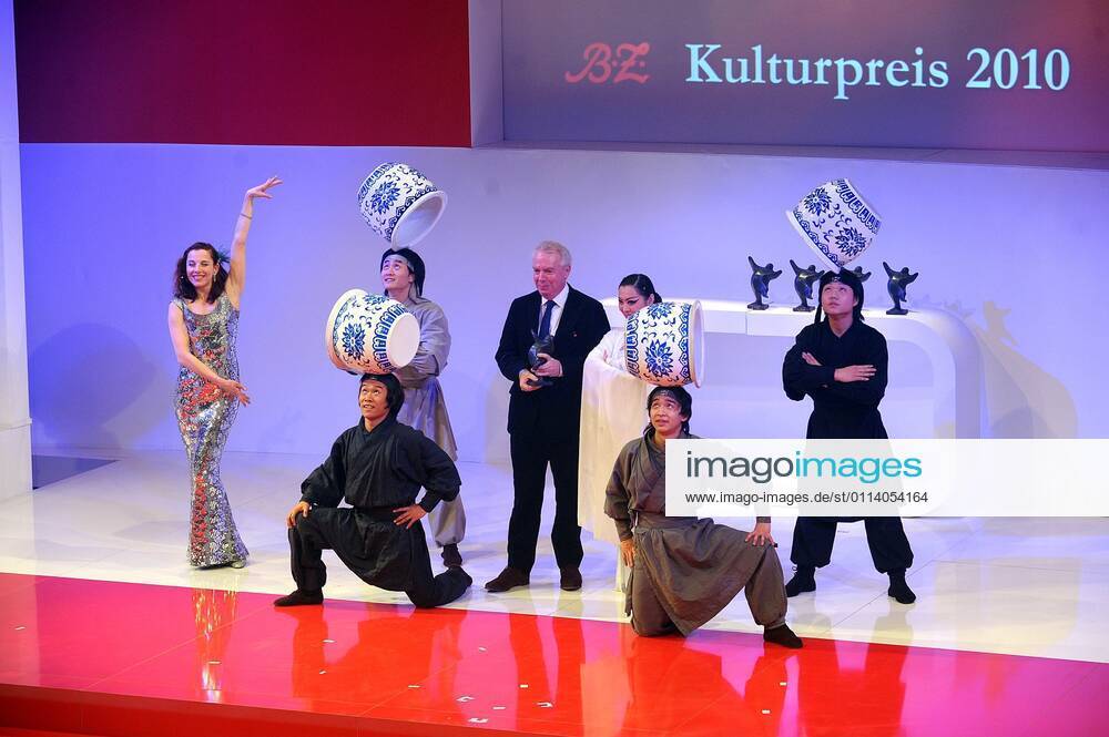 BZ - Kulturpreises 2010 vl. Meret Becker, der Chinesische Nationalzirkus und Preistraeger David Chipperfield bei der Verleihung des BZ - Kulturpreises 2010 im Axel Springer Verlag in Berlin am 21.01.2010. Copyright : Eventpress Mathias Krohn EVENTPRESS