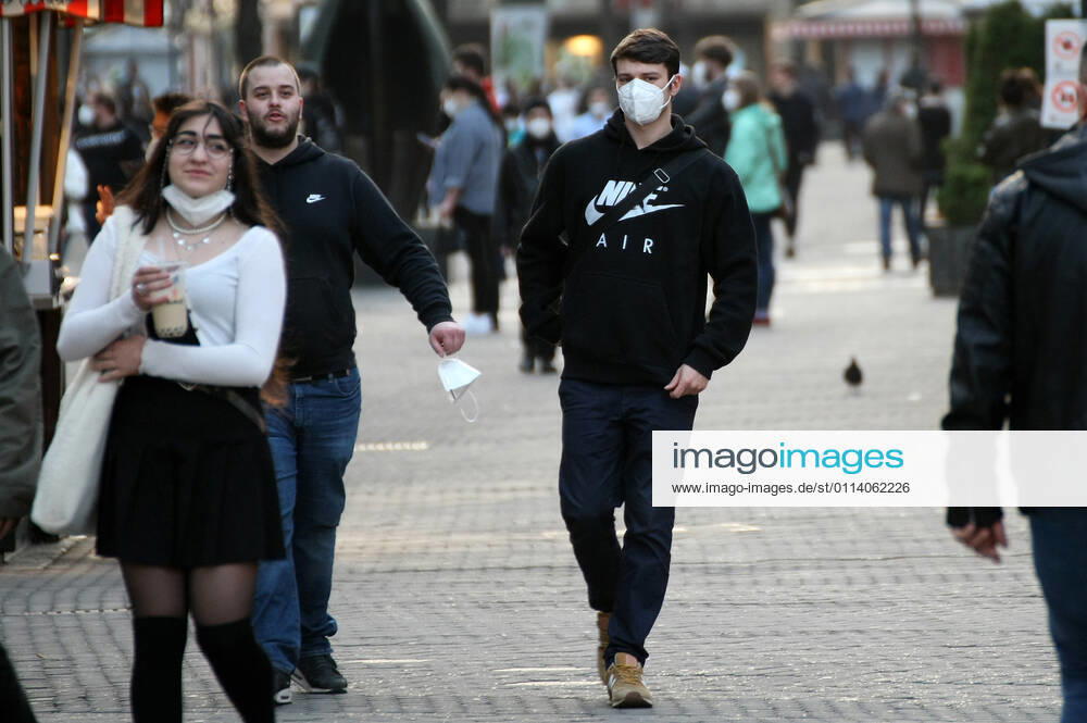 Large Crowd of People , Gatherings , Meeting for an Aperitif without Mask : The citizens of Nurnberg seem to have forgotten the existence of the Covid 19 as the incidence of infections increases during the Hard Lockdown of the Covid 19 Coronavirus Pandemie in Nurnberg , Bayern , Deutschland . February 24, 2021.