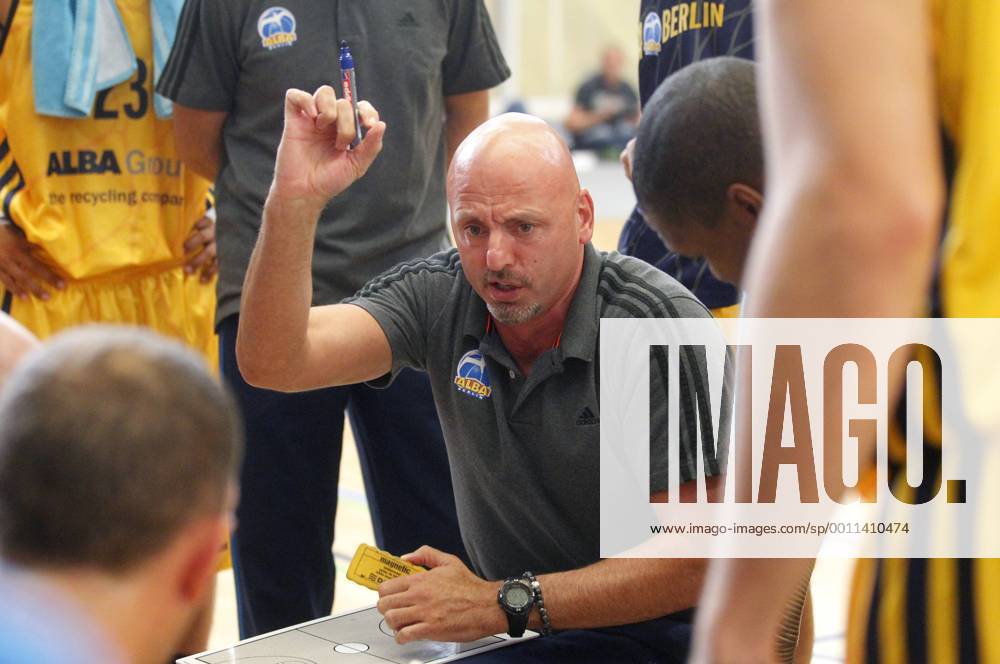 Sasa Obradovic, Trainer ALBA, gibt in der Pause Anweisungen, Trainer, coach, Gestik, Anweisungen, Aktion, quer MBC Mitteldeutscher BC vs ALBA Berlin, Testspiel, Freundschaftsspiel Basketball, Bundesliga, BEKO BBL, Herren, Saison 2012 2013 Oranienburg