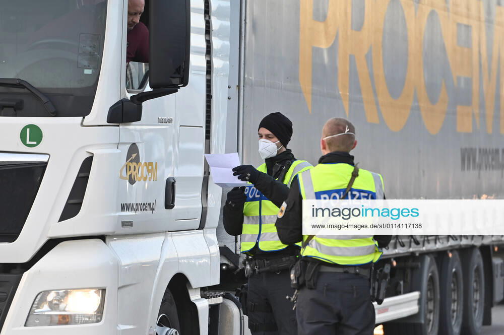 Grenzkontrollen an der oesterreichisch deutschen Grenze ,Grenzuebergang Kiefersfelden Grenzpolizisten kontrollieren LKW.Lastkraftwagen,Gueterverker,Lieferkette bei der Einreise von Tirol Oesterreich nach Bayern Deutschland.