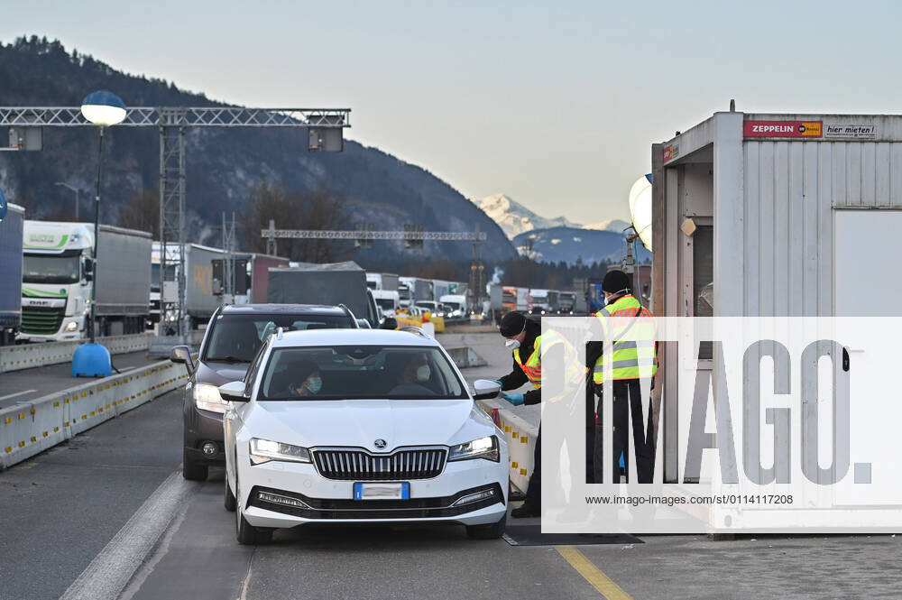 Grenzkontrollen an der oesterreichisch deutschen Grenze ,Grenzuebergang Kiefersfelden Grenzpolizisten kontrollieren Autofahrer bei der Einreise von Tirol Oesterreich nach Bayern Deutschland.