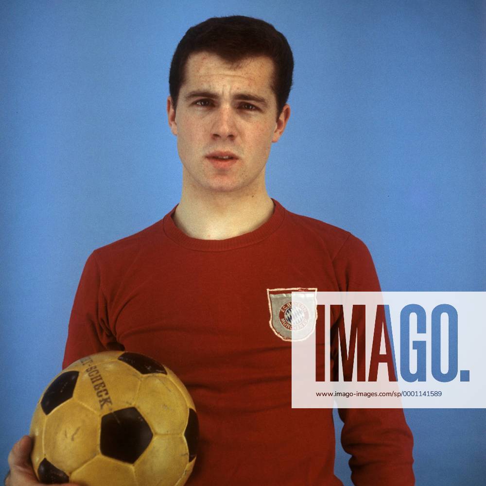 Franz Beckenbauer (FC Bayern München) Fußball 1. BL Herren DEUTSCHSPRACHIGE SPORTZEITSCHRIFTEN UND -ZEITUNGEN NUR NACH RÜCKSPRACHE, Saison 1965 1966 Porträt Aufnahmedatum geschätzt