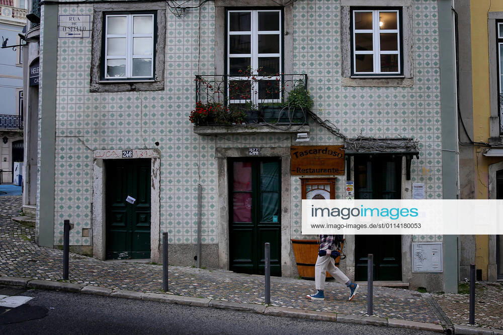 A woman wearing a face mask walks by a closed restaurant in Lisbon, Portugal on February 25, 2021. Portugal s parliament approved on Thursday the renewal of the state of emergency in the country through March 16, allowing the government to keep all lockdown and anti-COVID-19 measures in place. Lisbon Portugal - ZUMAf123 20210225_zap_f123_002