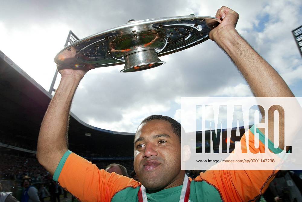 Fußball, SV Werder Bremen, Deutscher Meister 2004 Ailton (Bremen) präsentiert stolz die Meisterschale Fußball 1. BL Herren Saison 2003 2004, SV Werder Bremen, Deutscher Meister, Deutsche Meisterschaft, Meisterfeier, Vdig Einzelbild Aufmacher Bremen Freude,
